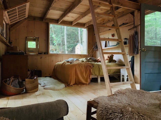 Rustic decorating of the interior of a Vermont Cottage.