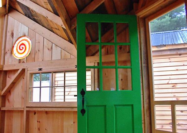 The roundel and green door in this cabin add pops of color